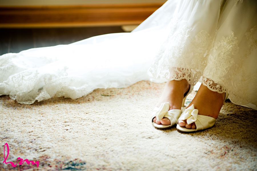 london ontario bride putting on shoes